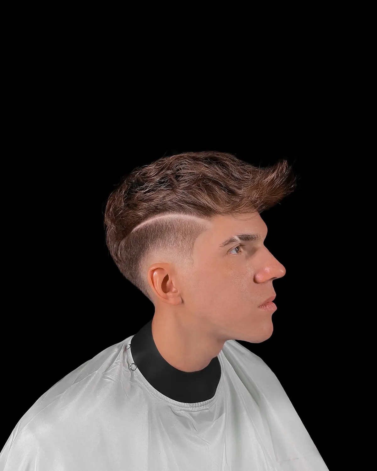Modern French crop ar mid fade pāreju un iegrieztu celiņu, skats no sāniem