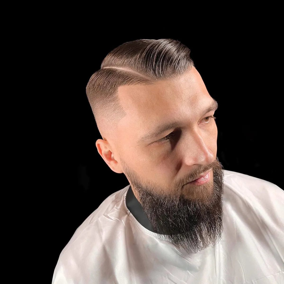 Side part griezums ar mid fade un gara, kopta bārda